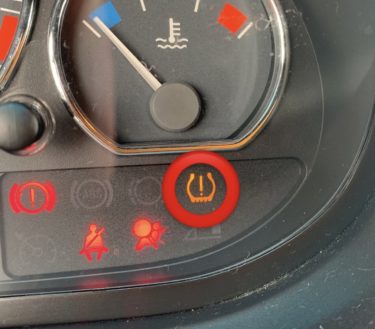 【E46】タイヤ空気圧警告の消し方と警告灯が点灯する原因