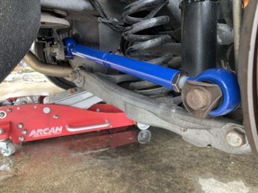 純正の偏心カムボルトを使ったキャンバー調整方法