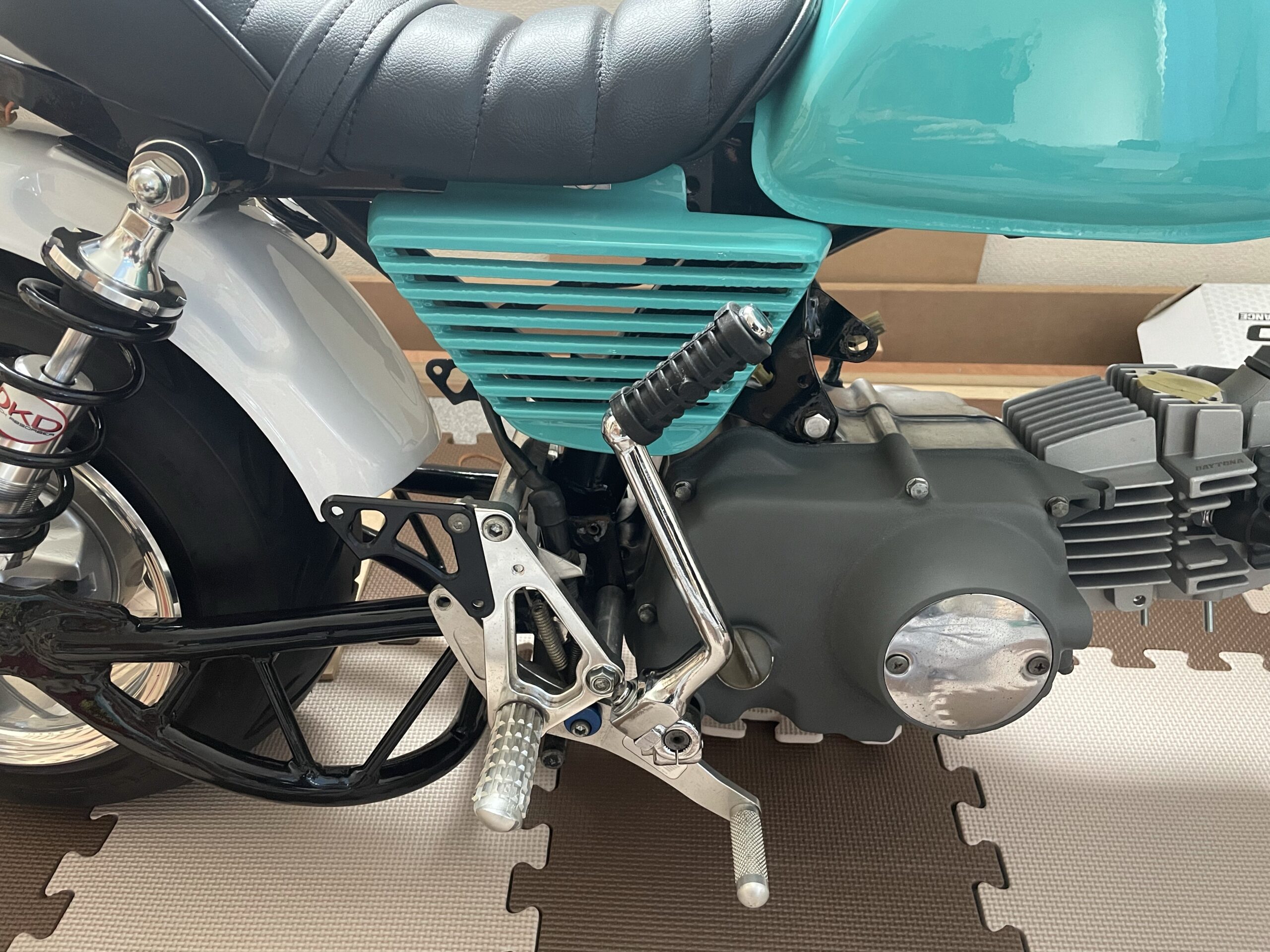 汎用バイクバックステップ CNC 可倒式 ステップバー ホンダ スズキ カワサキ モンキー(MONKEY) ゴリラ ソロ エイプ50等 フッドペグ リ  通販