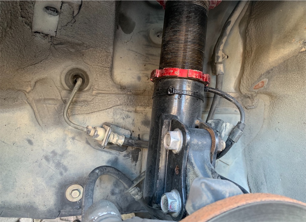 車高調のブラケットを長穴加工してキャンバーを付ける方法とデメリット Freedom